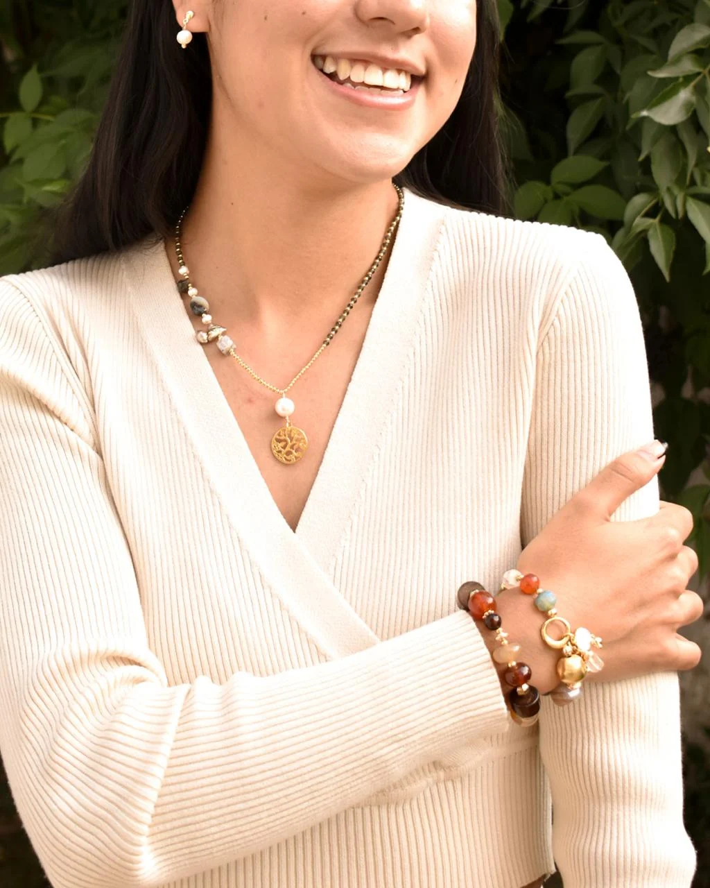 Persona usando joyería Florenciaga