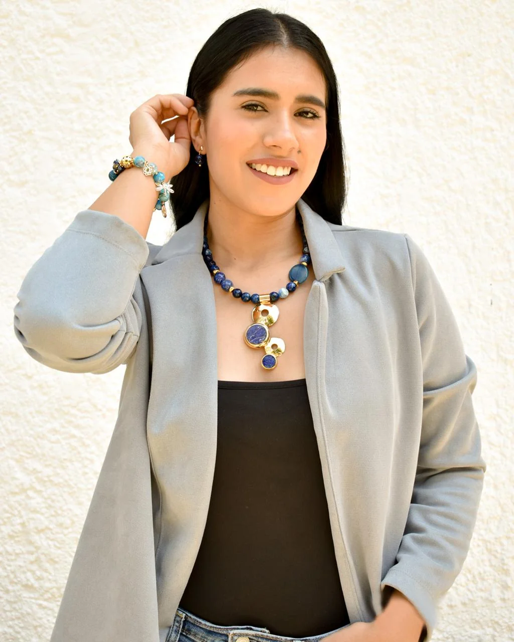 Persona usando joyería Florenciaga